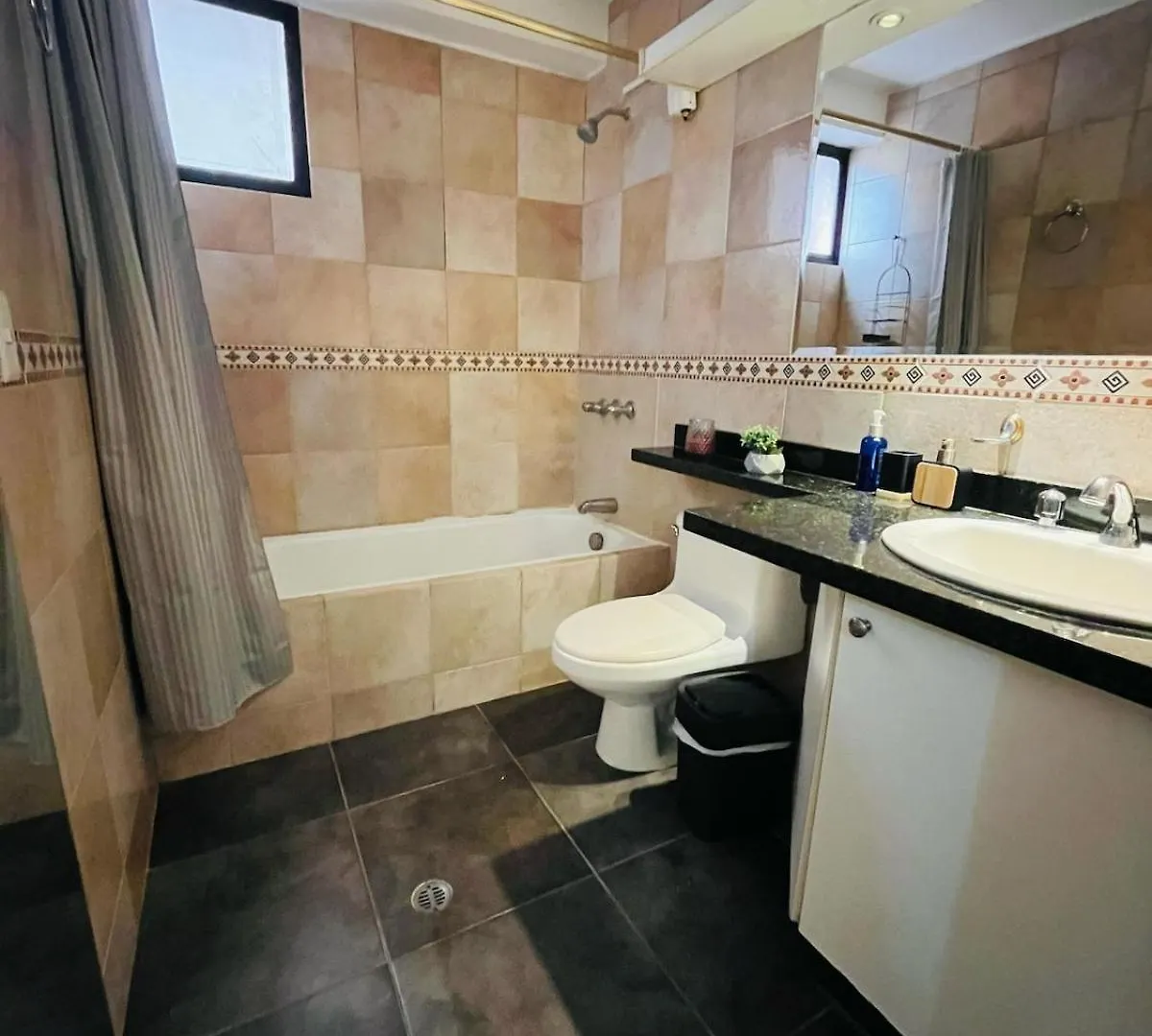 Suite On Av Republica Del Salvador Quito 0*,